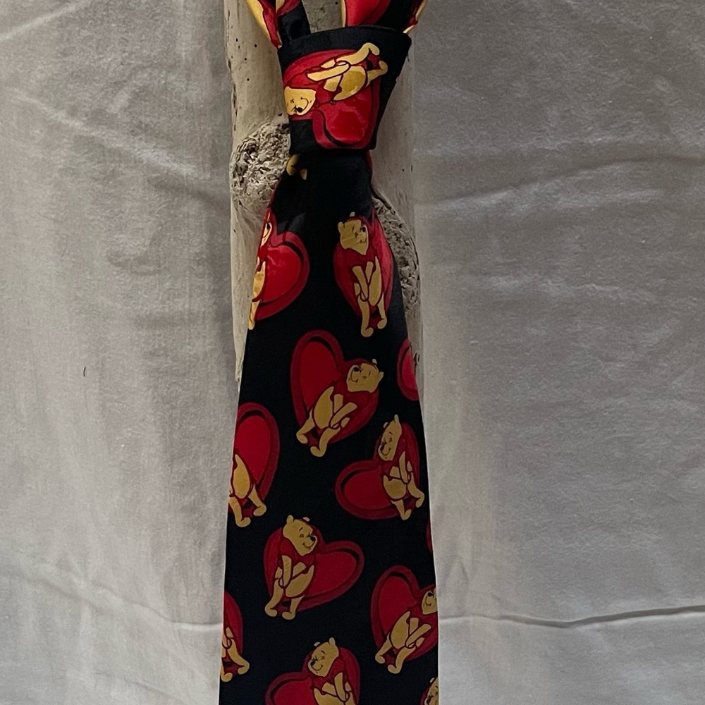 Winnie the Pooh Valentine’s Tie
